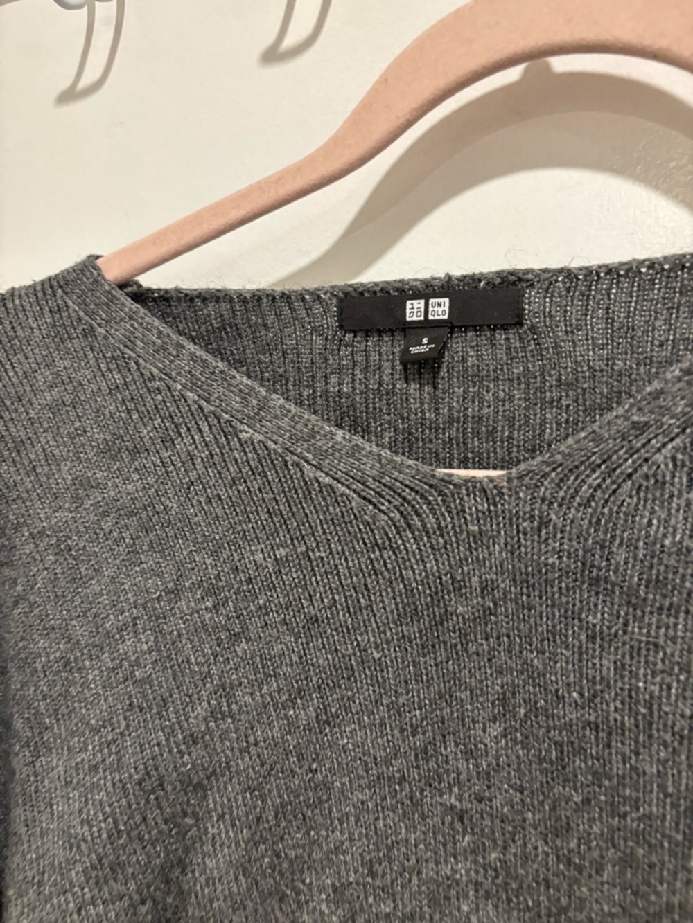 Uniqlo Gray V-Neck Knit Sweater - Picture 4 of 6